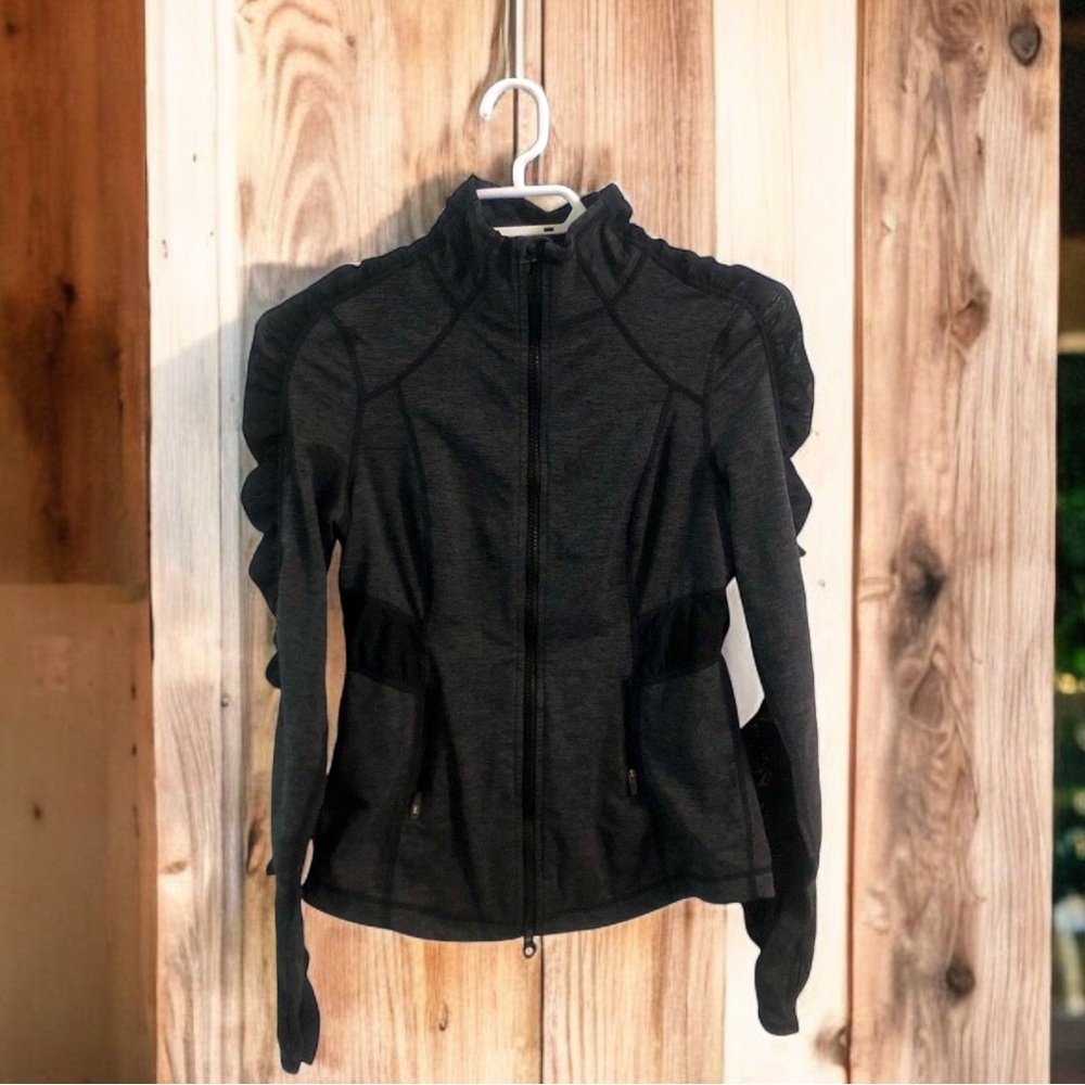 Zella Womanʻs XS black jacket with ruching on sleeves